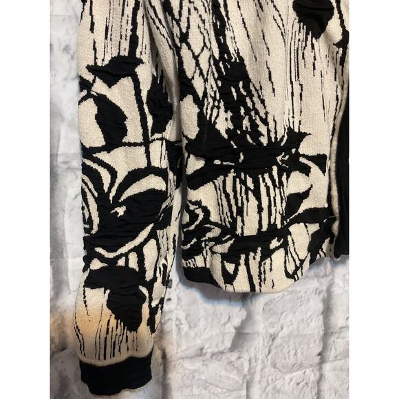 St. John Size 6 Zip Front Sweater Black & White - Picture 5 of 6